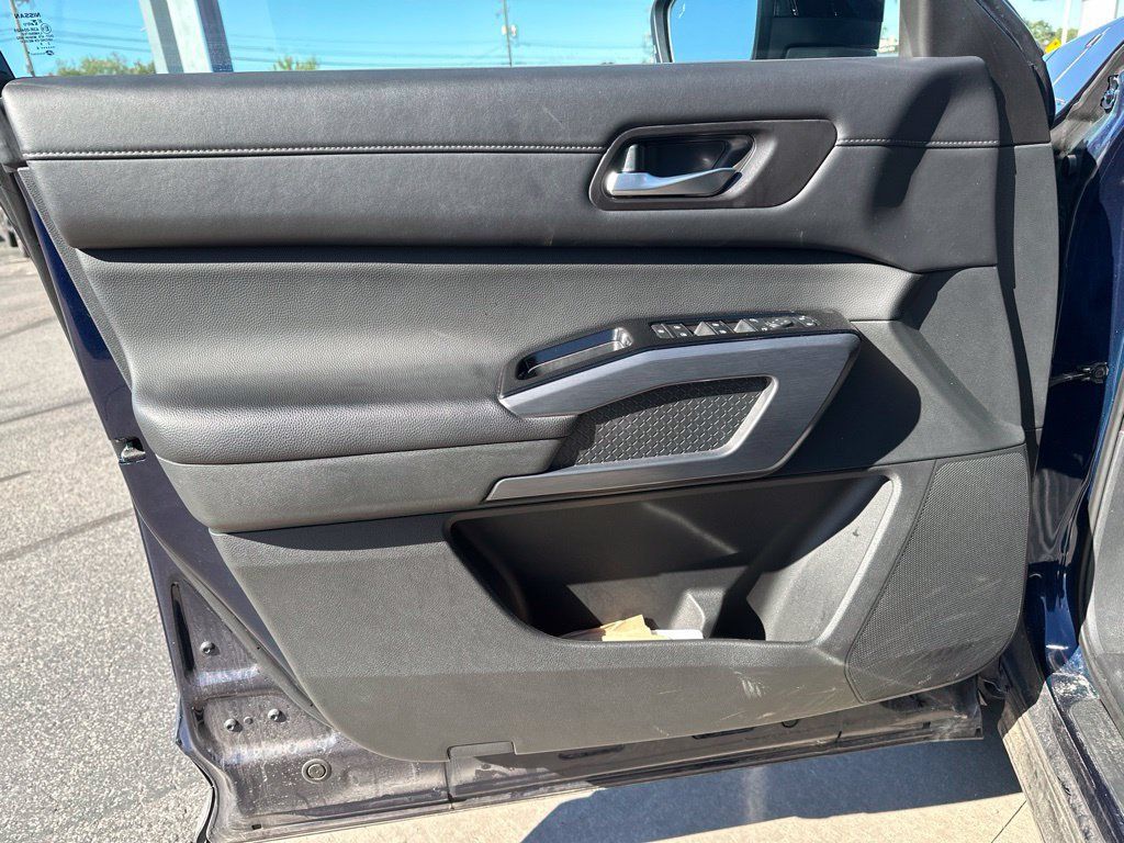 Used 2026 Nissan Pathfinder SL AWD/4WD image 10