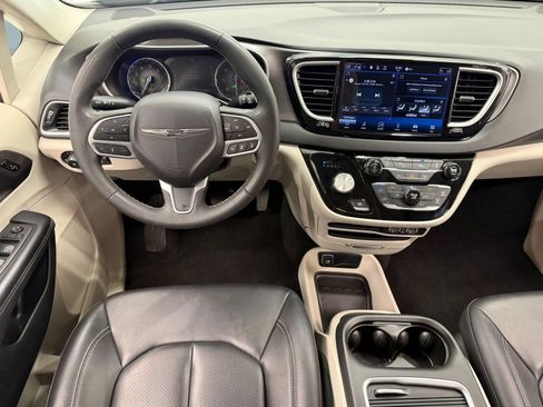 Used 2024 Chrysler Pacifica Touring-L FWD image 25