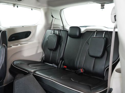 Used 2023 Chrysler Pacifica Limited FWD image 15