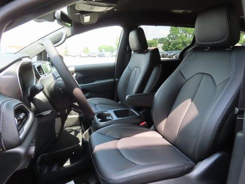 New 2026 Chrysler Pacifica Select image 18