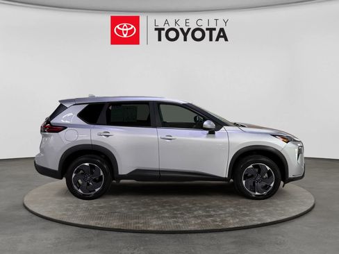 Used 2025 Nissan Rogue SV FWD image 11