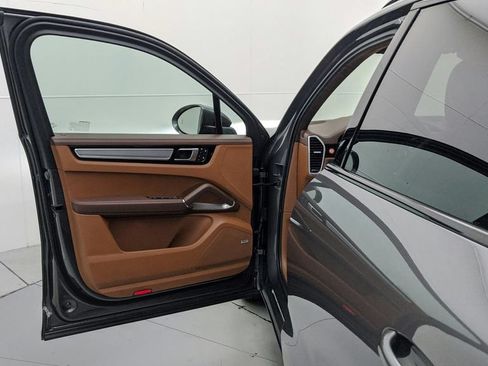 Certified 2023 Porsche Cayenne Turbo AWD/4WD image 38