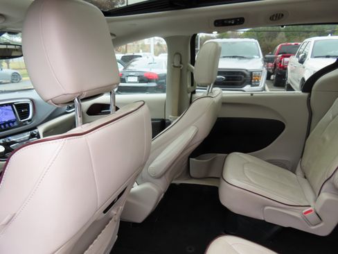Used 2017 Chrysler Pacifica Limited image 30