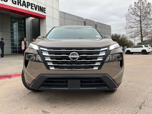 Used 2025 Nissan Rogue SV image 3