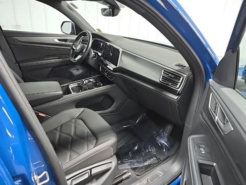Used 2025 Volkswagen Atlas Cross Sport SE AWD/4WD image 16