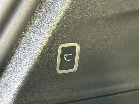 Certified 2024 Chrysler Pacifica Limited FWD image 32