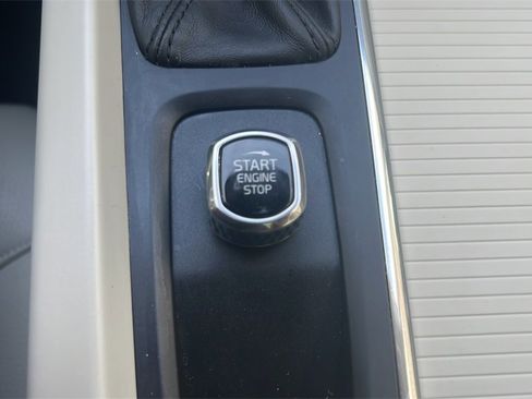 Used 2018 Volvo XC60 T5 Momentum w/ Vision Package image 25