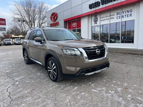 Used 2024 Nissan Pathfinder Platinum image 8