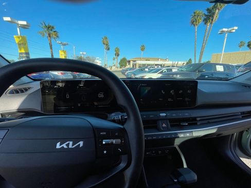 Used 2025 Kia K4 LXS image 37