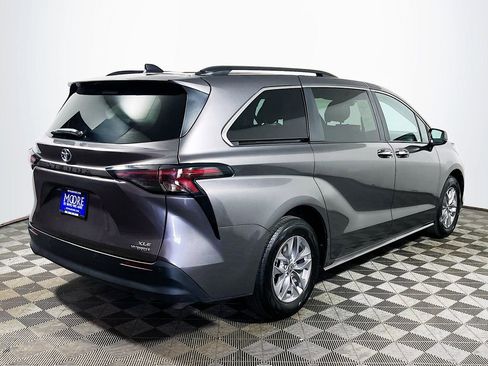 Certified 2024 Toyota Sienna XLE FWD image 8
