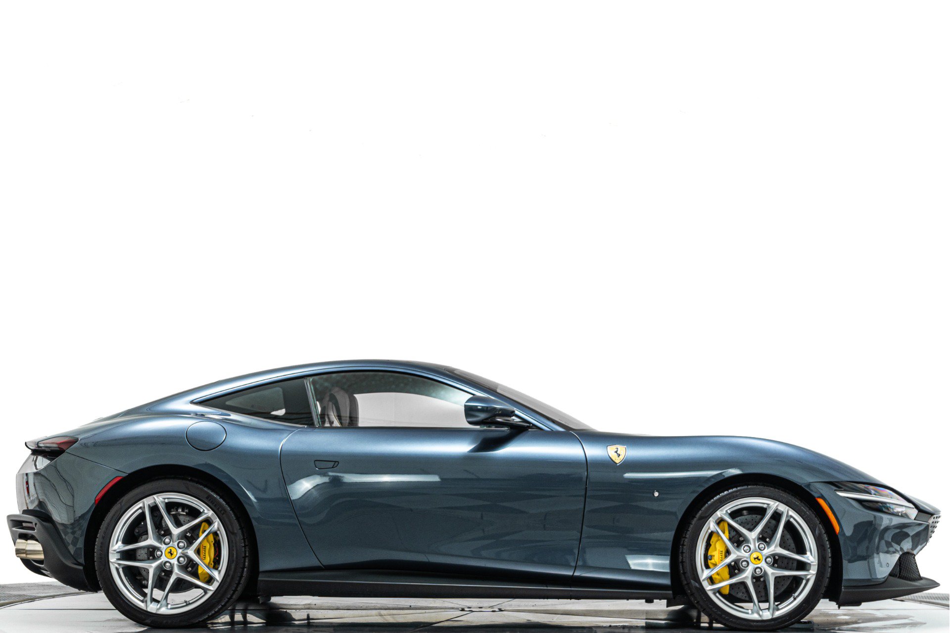 Used 2022 Ferrari Roma RWD image 2