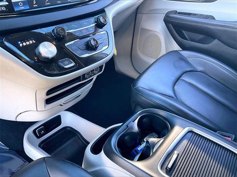 Used 2023 Chrysler Pacifica Touring-L image 20