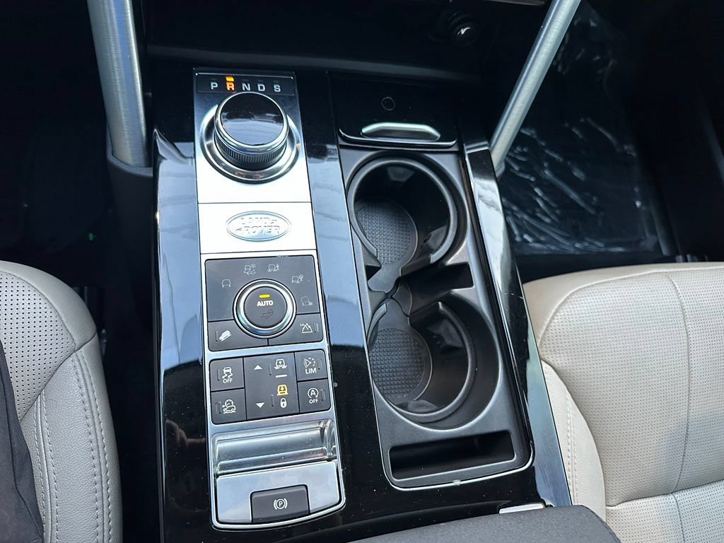 Used 2017 Land Rover Discovery HSE AWD/4WD image 16