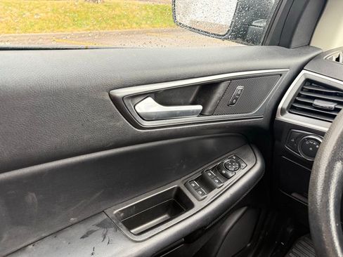 Used 2021 Ford Edge SE image 16