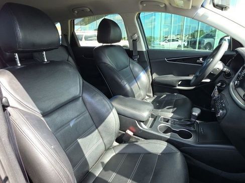 Used 2019 Kia Sorento FWD image 9