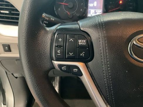 Used 2017 Toyota Sienna LE image 8
