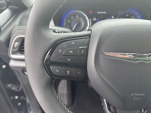 Used 2025 Chrysler Pacifica Limited image 22