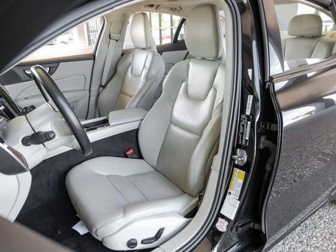 Used 2021 Volvo S60 T5 Momentum image 33