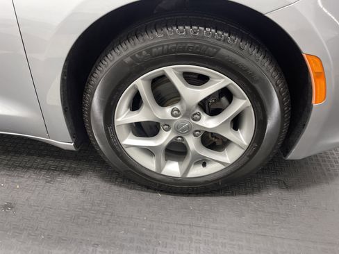 Used 2019 Chrysler Pacifica Touring Plus w/ Tire & Wheel Group image 26