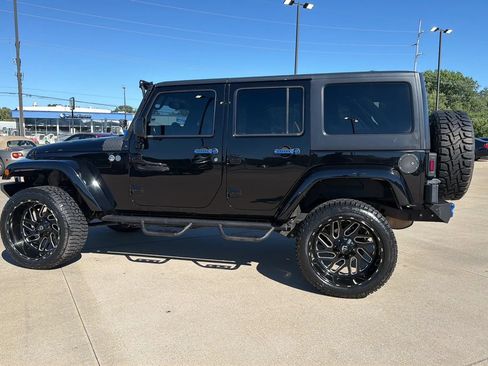 Used 2016 Jeep Wrangler Unlimited Sahara w/ Connectivity Group AWD/4WD image 10