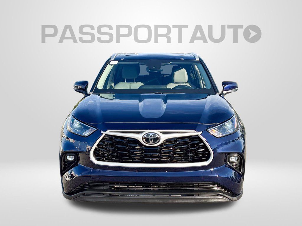 Used 2023 Toyota Highlander XLE AWD/4WD image 13