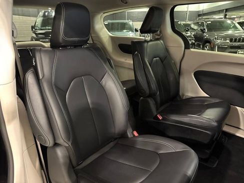 Used 2023 Chrysler Pacifica Touring-L FWD image 28