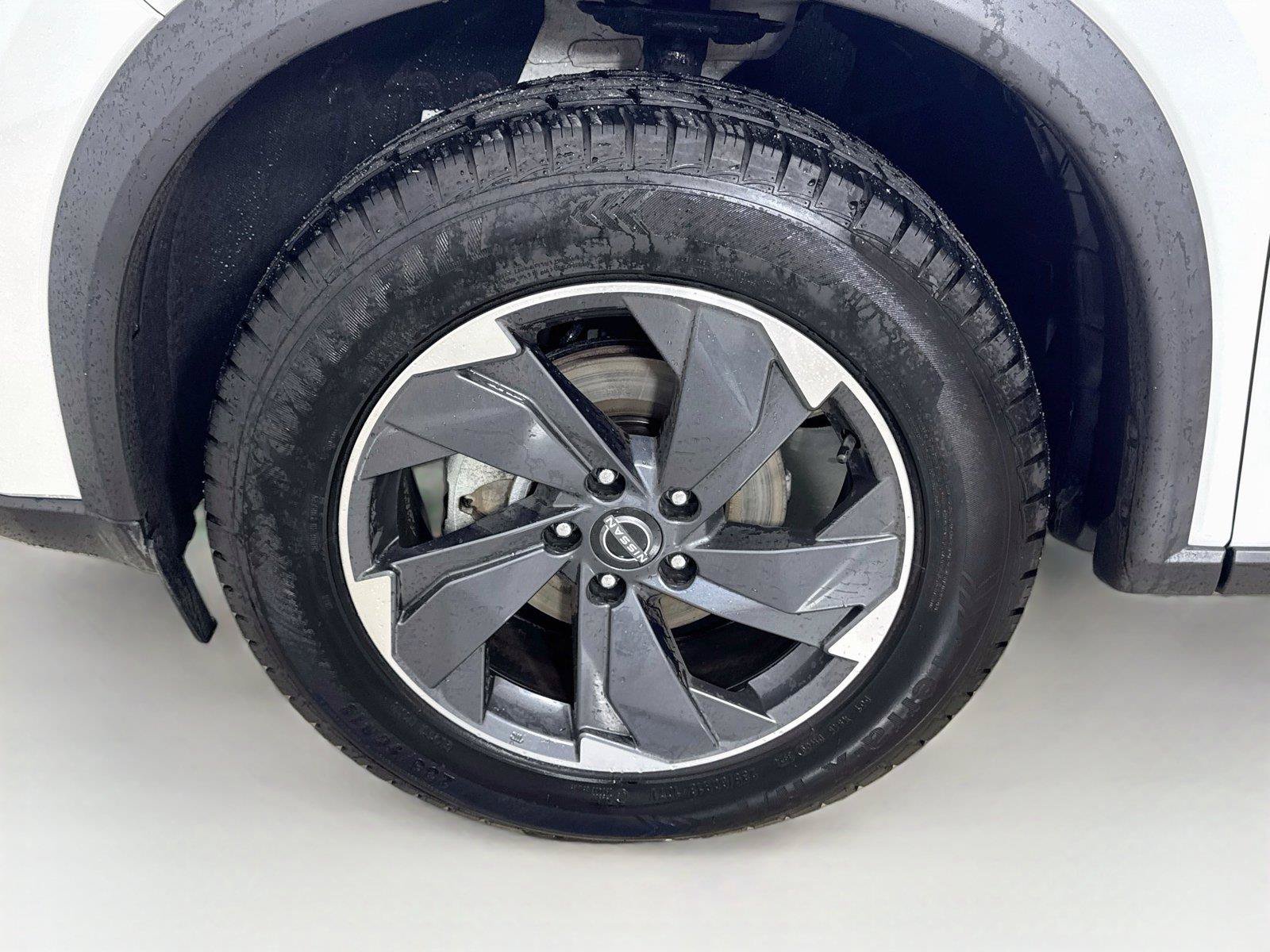 Used 2024 Nissan Rogue SV FWD image 28