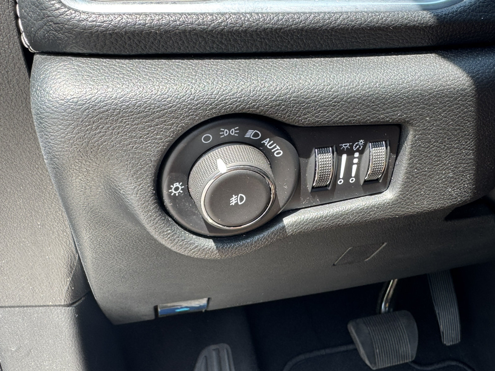 Used 2025 Chrysler Pacifica Limited FWD image 34