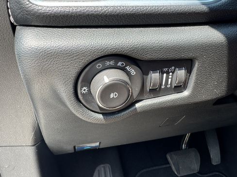 Used 2025 Chrysler Pacifica Limited FWD image 34