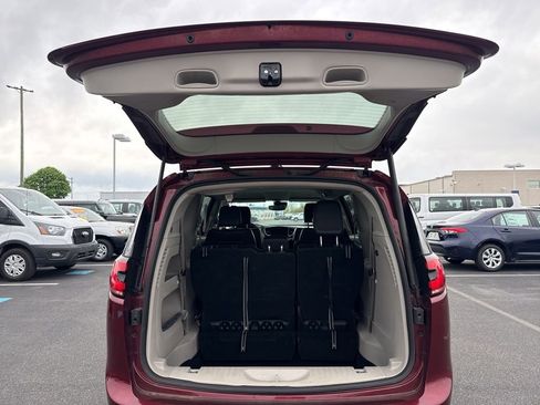 Certified 2023 Chrysler Pacifica Touring-L FWD image 6