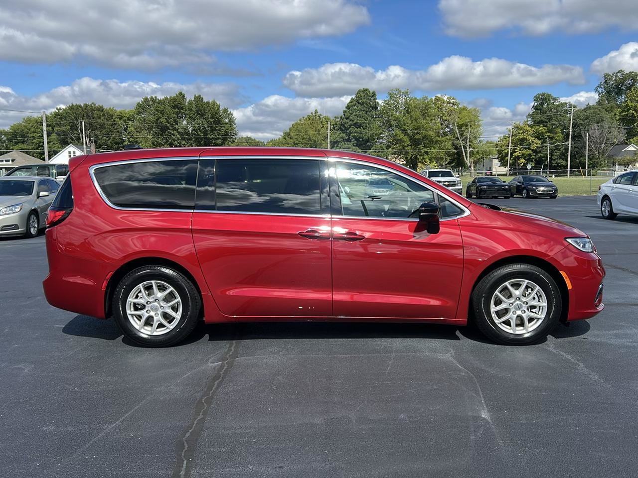 Used 2024 Chrysler Pacifica Touring-L FWD image 4