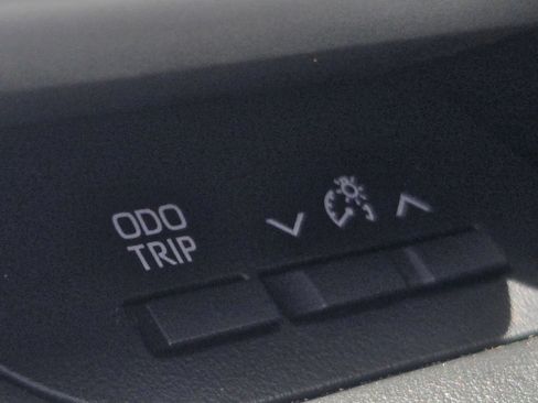 Used 2021 Toyota Highlander LE FWD image 14