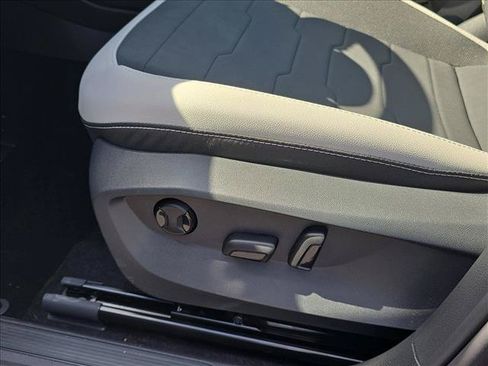 New 2026 Volkswagen Taos SE FWD image 8