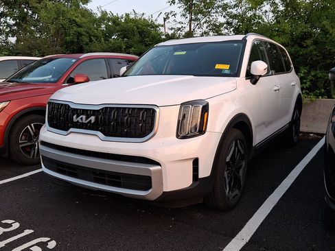 Used 2025 Kia Telluride EX AWD/4WD image 3