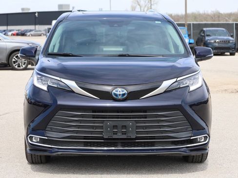 Used 2023 Toyota Sienna Limited AWD/4WD image 2