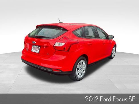 Used 2012 Ford Focus SE w/ SE Winter Pkg image 6