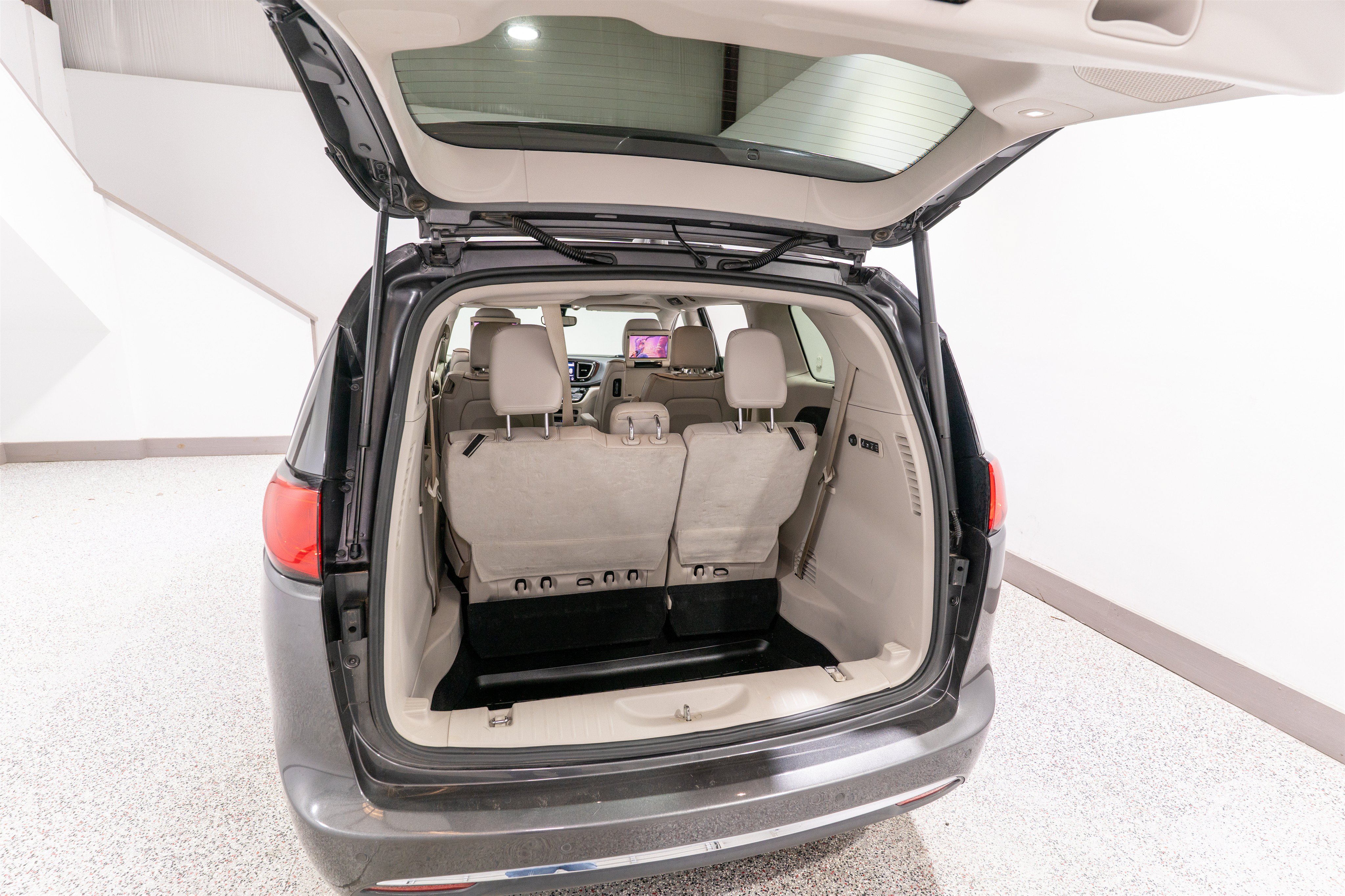 Used 2019 Chrysler Pacifica Limited w/ Tire & Wheel Group FWD image 34