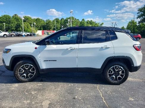 Used 2025 Jeep Compass Trailhawk AWD/4WD image 12