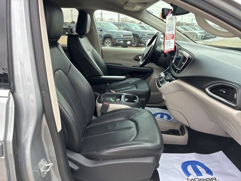 Used 2019 Chrysler Pacifica Touring-L image 20