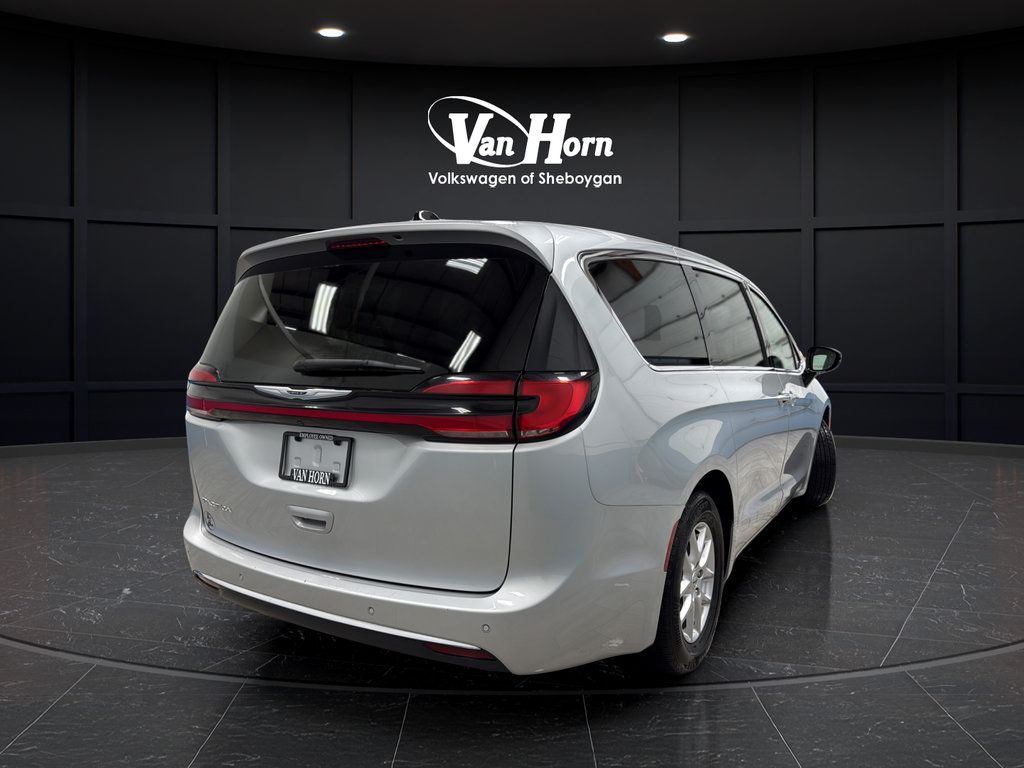 Used 2024 Chrysler Pacifica Touring-L FWD image 7