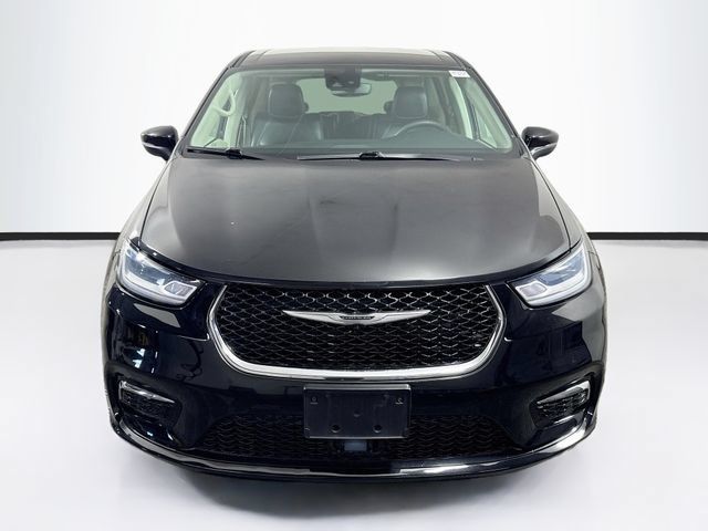 Used 2023 Chrysler Pacifica Touring-L FWD image 2