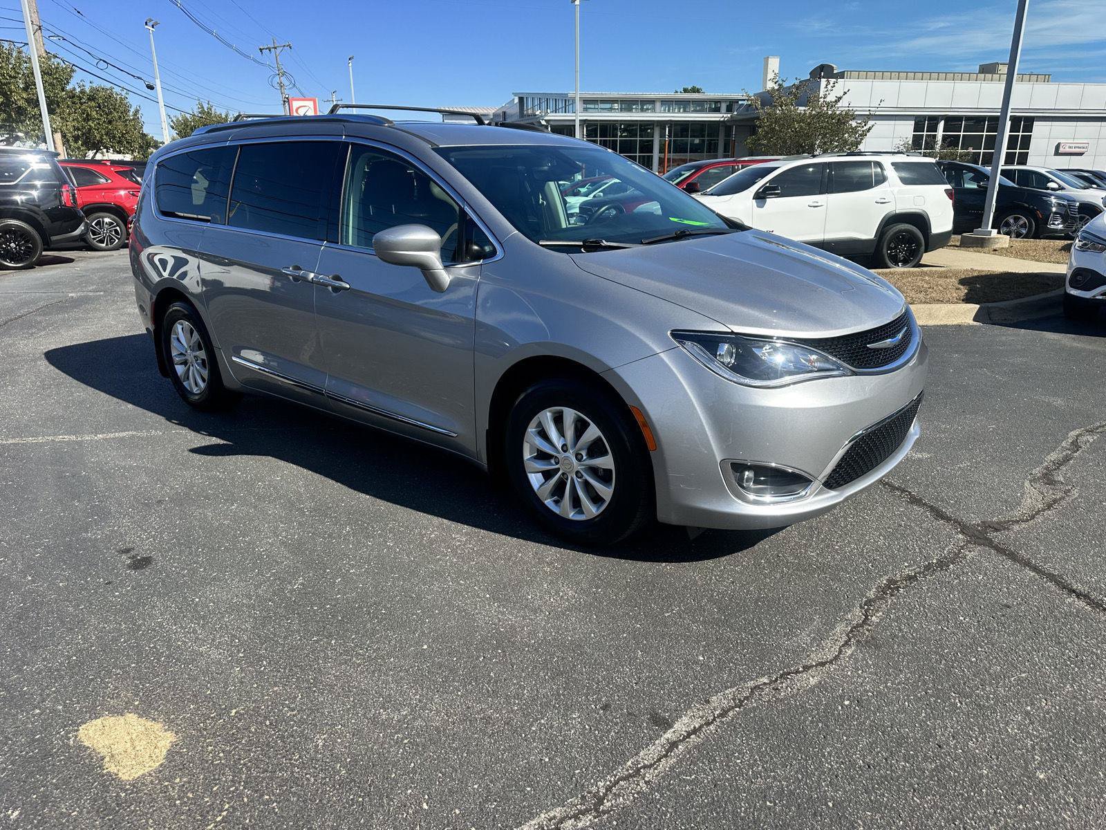 Used 2018 Chrysler Pacifica Touring-L FWD image 1