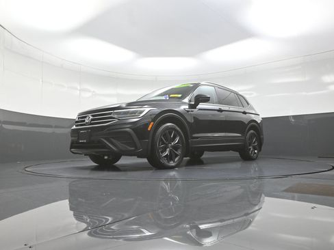 Used 2023 Volkswagen Tiguan SE AWD/4WD image 11