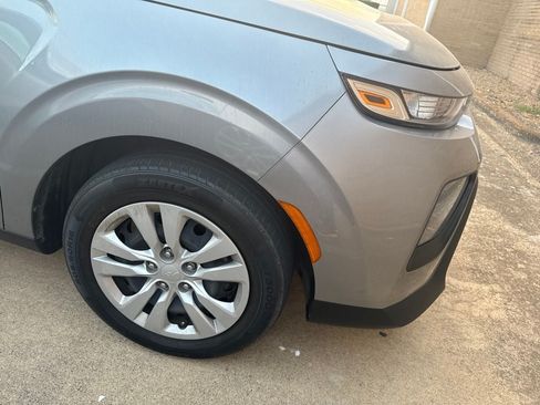 Used 2022 Kia Soul LX FWD image 4