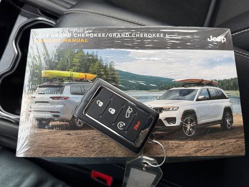Used 2023 Jeep Grand Cherokee Altitude image 30