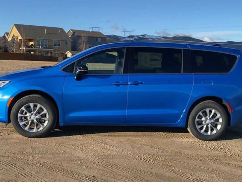 New 2026 Chrysler Pacifica Limited image 5