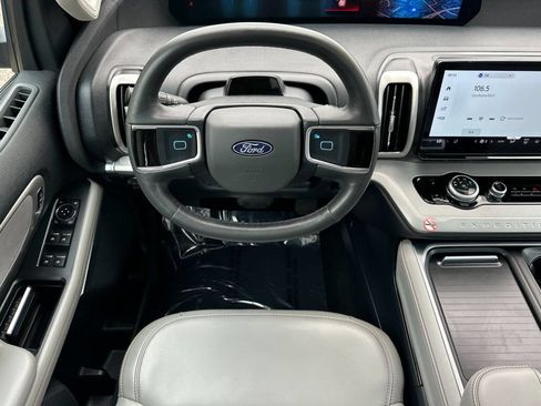 Used 2025 Ford Expedition Active AWD/4WD image 18