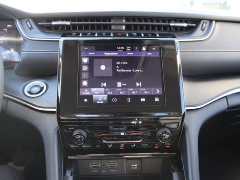 Used 2023 Jeep Grand Cherokee L Laredo image 17