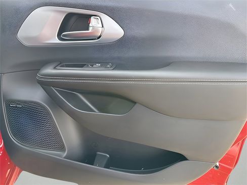 New 2026 Chrysler Pacifica Limited w/ Uconnect Theater Family Group image 10