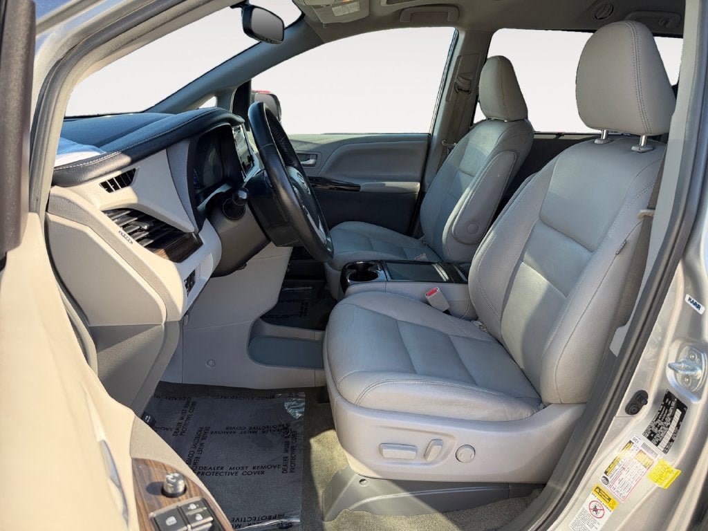 Used 2017 Toyota Sienna XLE w/ XLE Navigation Package FWD image 7